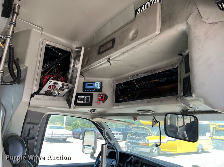 image for item LF9344 2017 Chevrolet Express G4500  shuttle bus