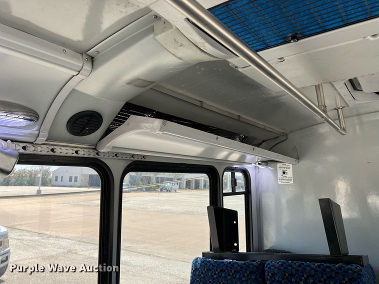 image for item LF9344 2017 Chevrolet Express G4500  shuttle bus