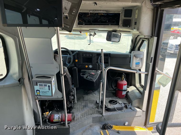 image for item LF9344 2017 Chevrolet Express G4500  shuttle bus