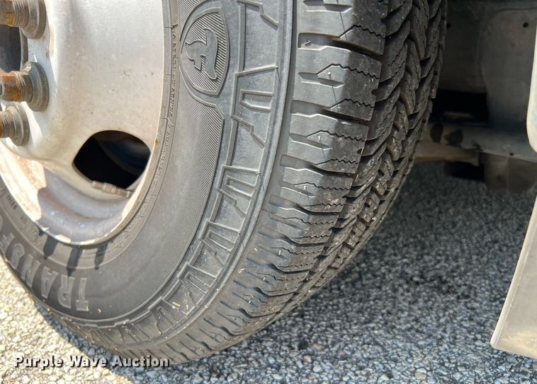 image for item LF9344 2017 Chevrolet Express G4500  shuttle bus