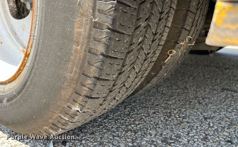 image for item LF9344 2017 Chevrolet Express G4500  shuttle bus