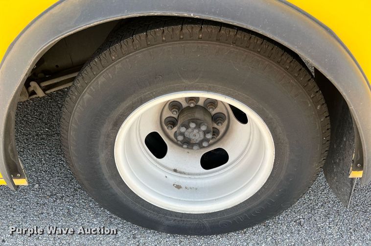 image for item LF9344 2017 Chevrolet Express G4500  shuttle bus