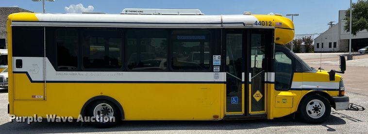 image for item LF9346 2016 Chevrolet Express G4500  shuttle bus