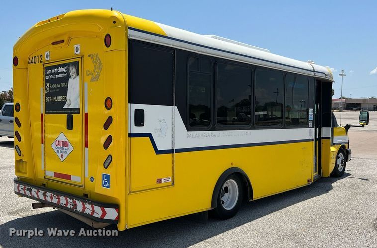 image for item LF9346 2016 Chevrolet Express G4500  shuttle bus