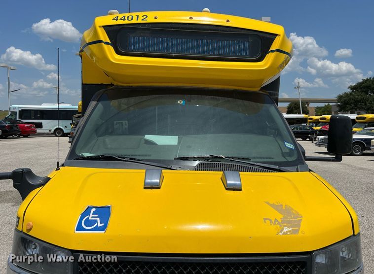 image for item LF9346 2016 Chevrolet Express G4500  shuttle bus