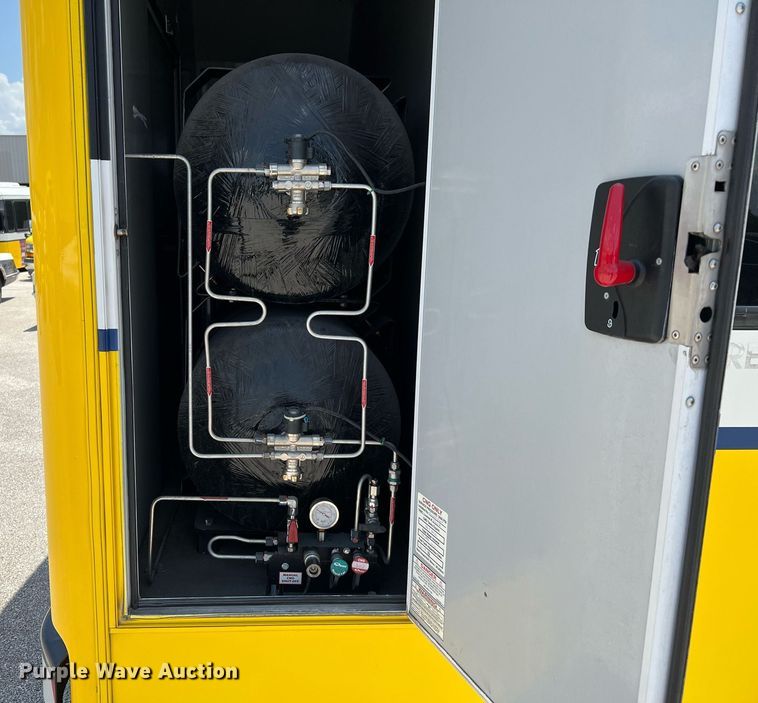 image for item LF9346 2016 Chevrolet Express G4500  shuttle bus