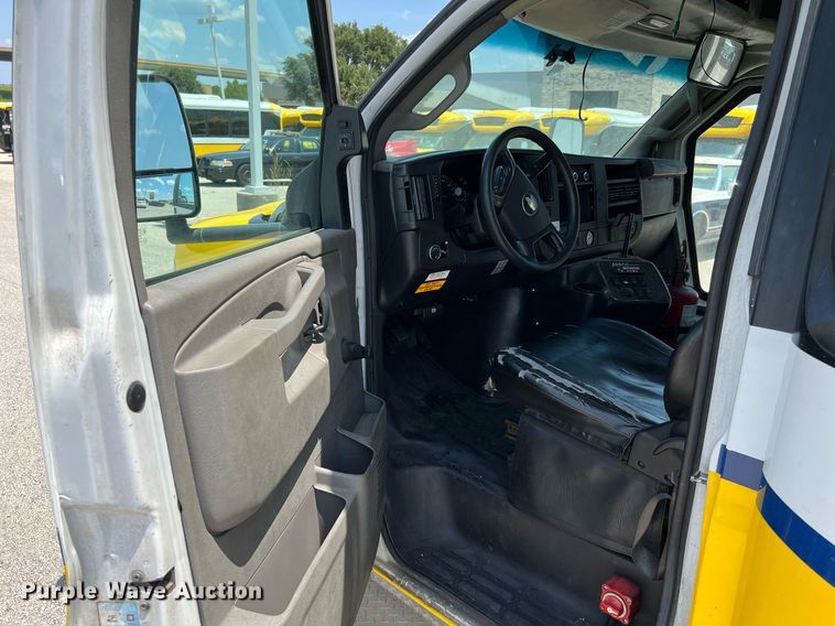 image for item LF9346 2016 Chevrolet Express G4500  shuttle bus