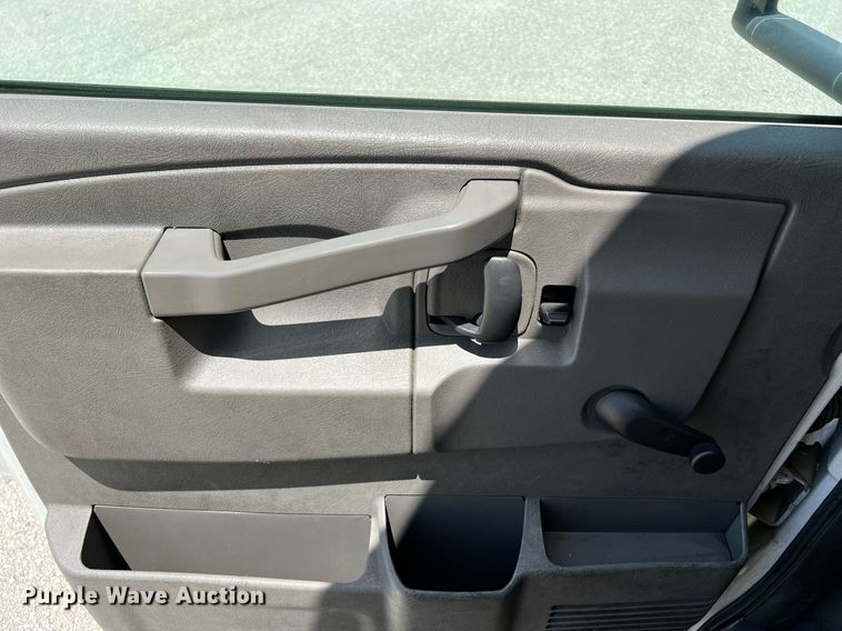 image for item LF9346 2016 Chevrolet Express G4500  shuttle bus