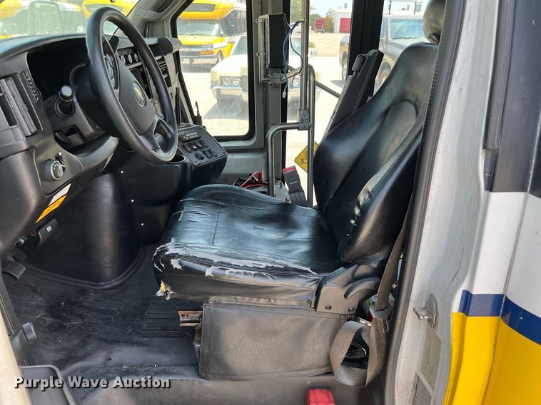 image for item LF9346 2016 Chevrolet Express G4500  shuttle bus