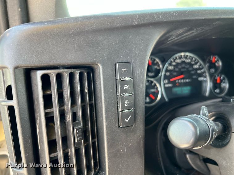 image for item LF9346 2016 Chevrolet Express G4500  shuttle bus