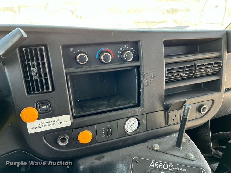 image for item LF9346 2016 Chevrolet Express G4500  shuttle bus