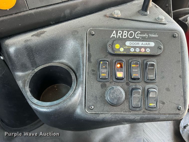 image for item LF9346 2016 Chevrolet Express G4500  shuttle bus