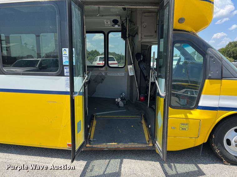 image for item LF9346 2016 Chevrolet Express G4500  shuttle bus