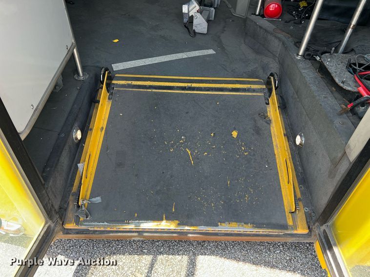 image for item LF9346 2016 Chevrolet Express G4500  shuttle bus