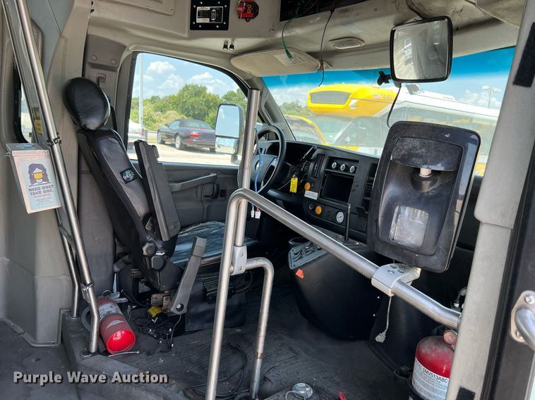 image for item LF9346 2016 Chevrolet Express G4500  shuttle bus