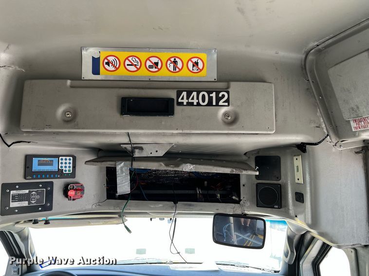 image for item LF9346 2016 Chevrolet Express G4500  shuttle bus