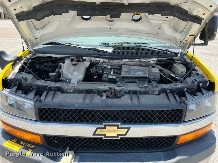 image for item LF9346 2016 Chevrolet Express G4500  shuttle bus