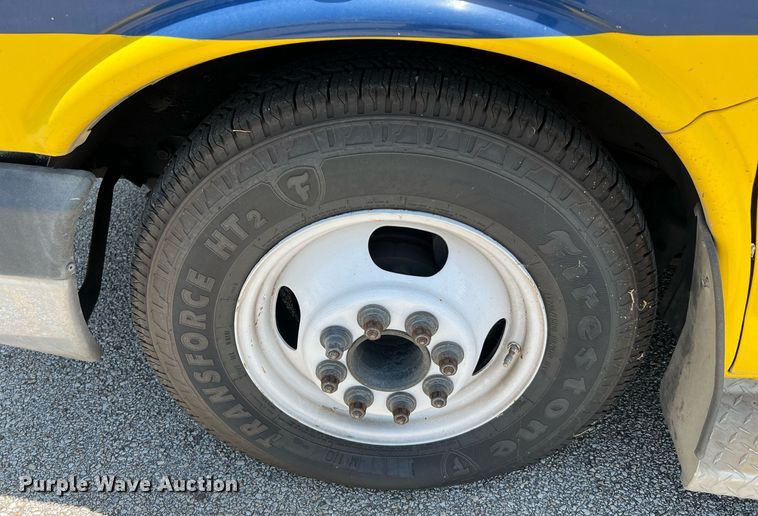 image for item LF9346 2016 Chevrolet Express G4500  shuttle bus