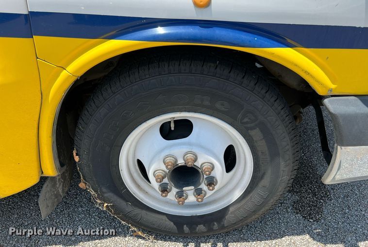 image for item LF9346 2016 Chevrolet Express G4500  shuttle bus