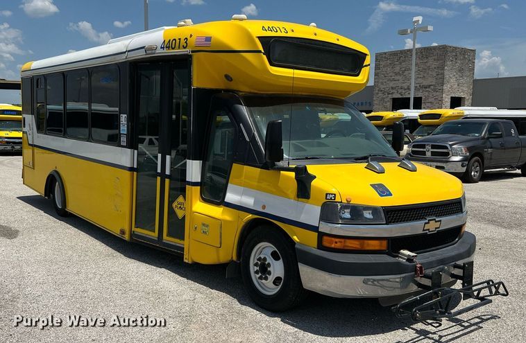 image for item LF9347 2016 Chevrolet Express G4500  shuttle bus