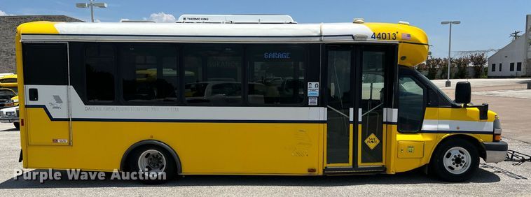 image for item LF9347 2016 Chevrolet Express G4500  shuttle bus