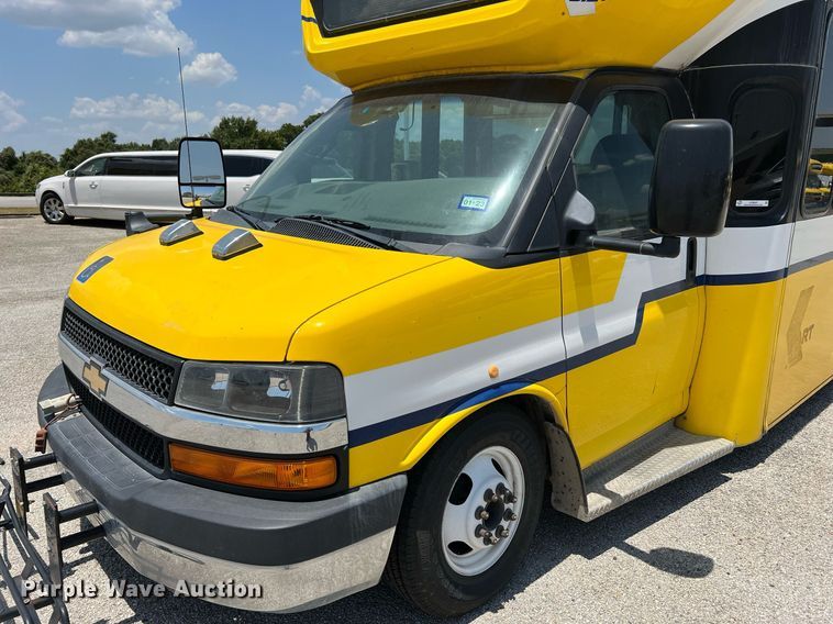 image for item LF9347 2016 Chevrolet Express G4500  shuttle bus