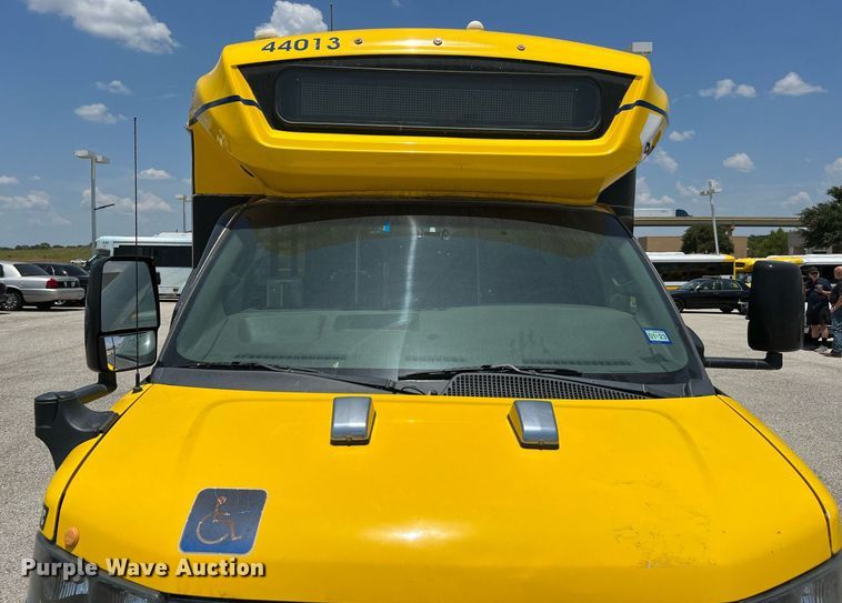 image for item LF9347 2016 Chevrolet Express G4500  shuttle bus