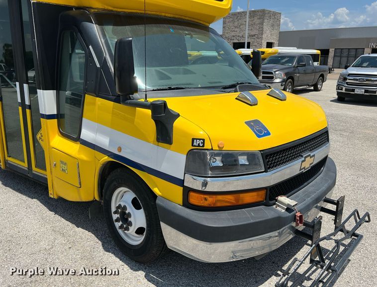 image for item LF9347 2016 Chevrolet Express G4500  shuttle bus