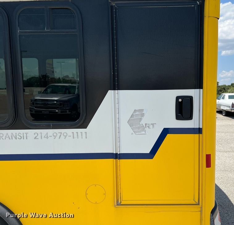 image for item LF9347 2016 Chevrolet Express G4500  shuttle bus