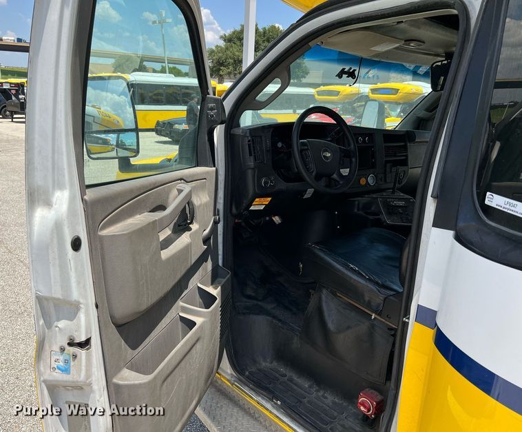 image for item LF9347 2016 Chevrolet Express G4500  shuttle bus