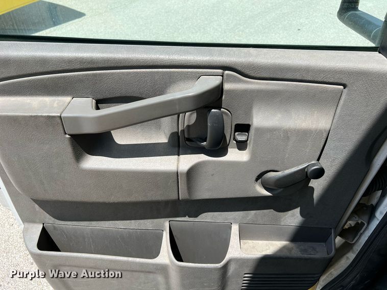 image for item LF9347 2016 Chevrolet Express G4500  shuttle bus