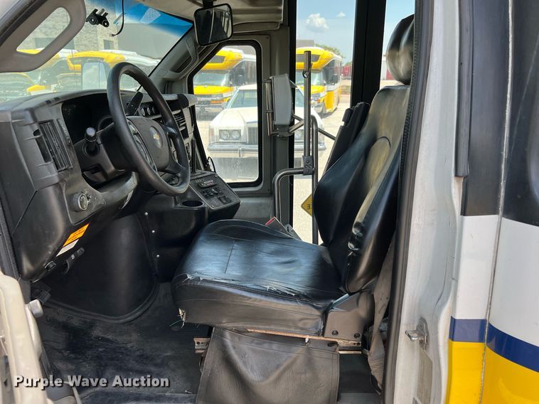 image for item LF9347 2016 Chevrolet Express G4500  shuttle bus