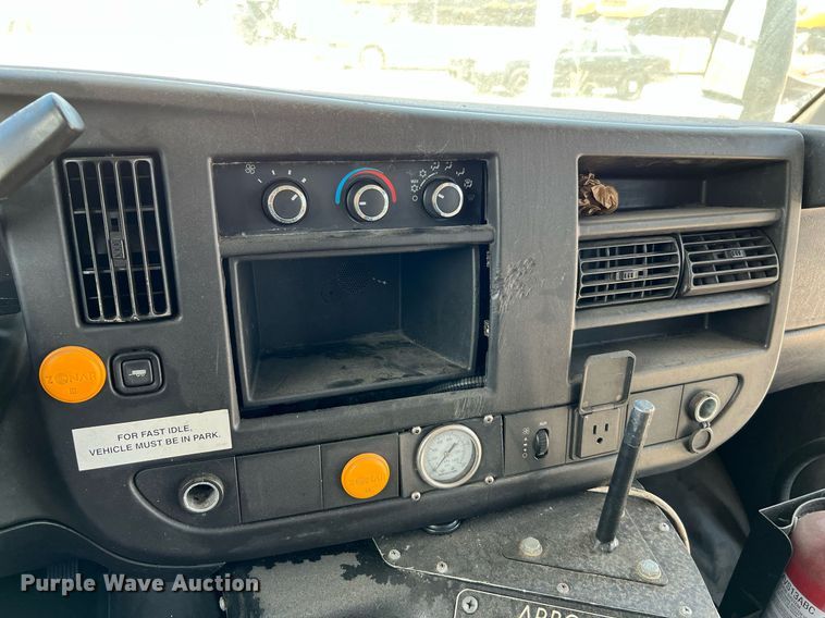 image for item LF9347 2016 Chevrolet Express G4500  shuttle bus