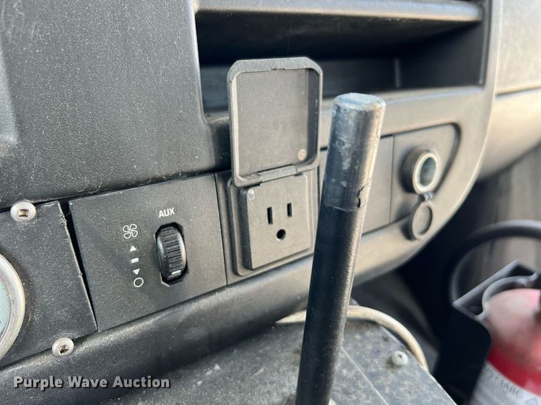 image for item LF9347 2016 Chevrolet Express G4500  shuttle bus