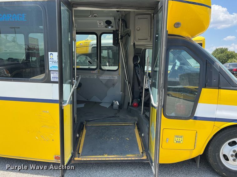 image for item LF9347 2016 Chevrolet Express G4500  shuttle bus