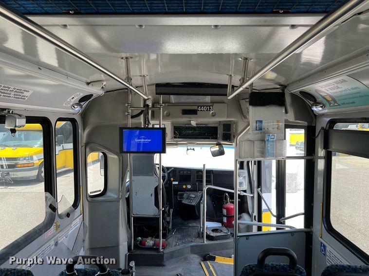 image for item LF9347 2016 Chevrolet Express G4500  shuttle bus