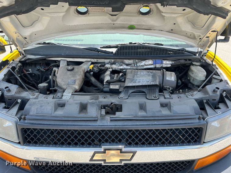 image for item LF9347 2016 Chevrolet Express G4500  shuttle bus