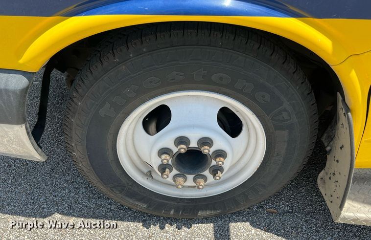 image for item LF9347 2016 Chevrolet Express G4500  shuttle bus