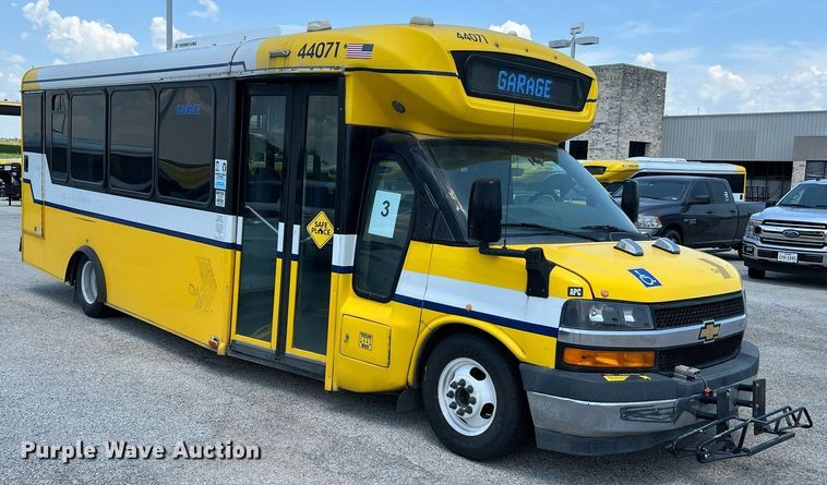 image for item LF9348 2017 Chevrolet Express G4500  shuttle bus