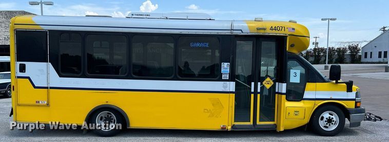 image for item LF9348 2017 Chevrolet Express G4500  shuttle bus