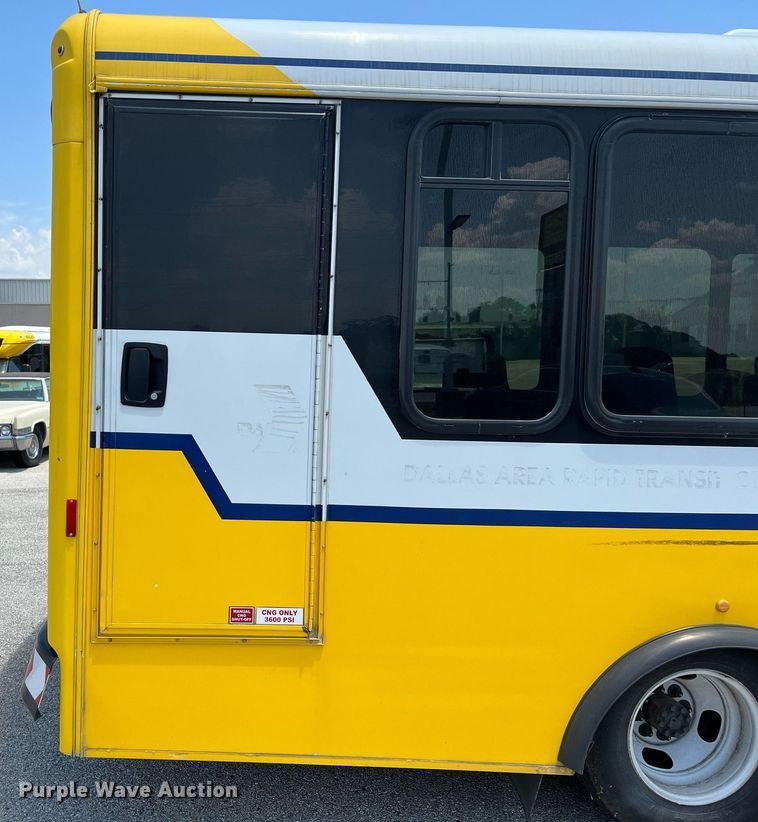 image for item LF9348 2017 Chevrolet Express G4500  shuttle bus