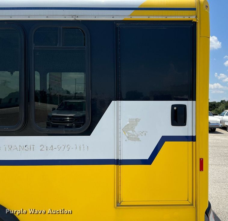 image for item LF9348 2017 Chevrolet Express G4500  shuttle bus