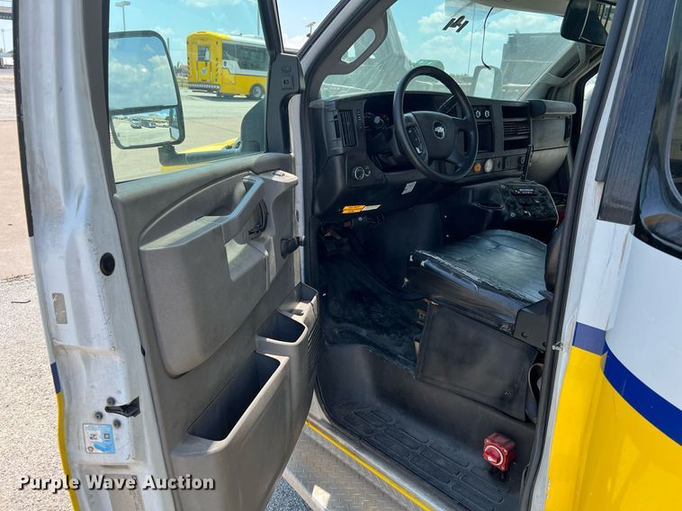 image for item LF9348 2017 Chevrolet Express G4500  shuttle bus