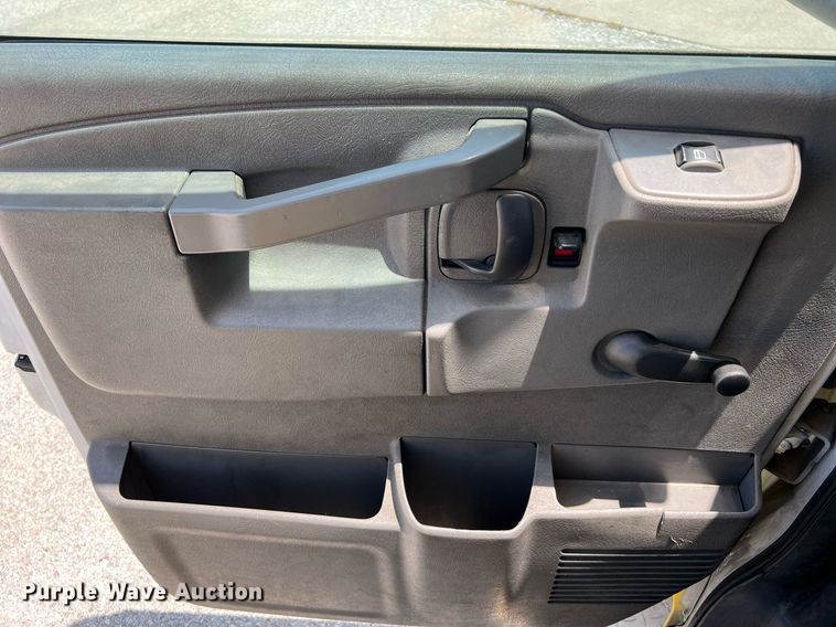 image for item LF9348 2017 Chevrolet Express G4500  shuttle bus