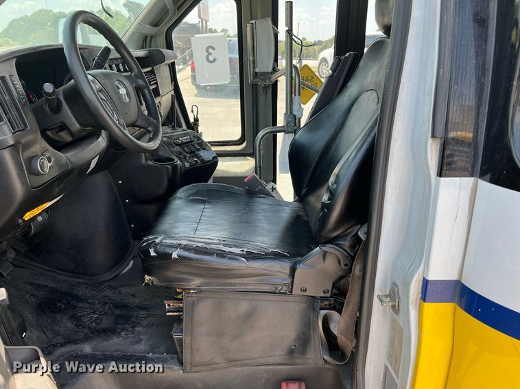 image for item LF9348 2017 Chevrolet Express G4500  shuttle bus