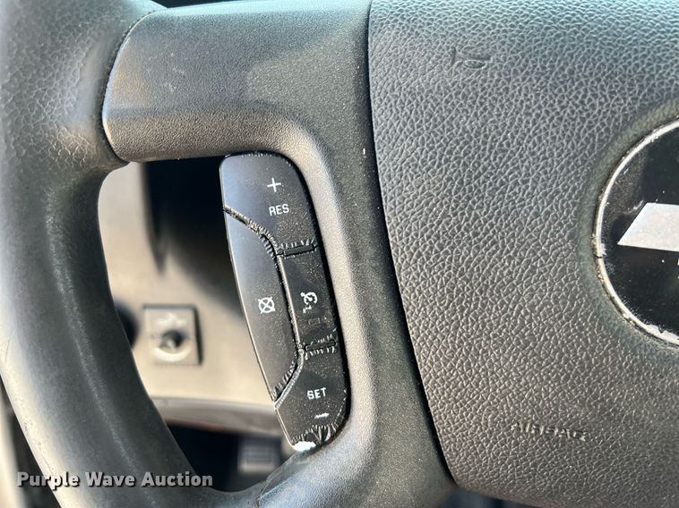 image for item LF9348 2017 Chevrolet Express G4500  shuttle bus