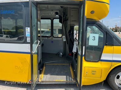 image for item LF9348 2017 Chevrolet Express G4500  shuttle bus