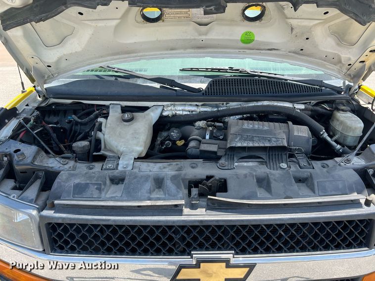 image for item LF9348 2017 Chevrolet Express G4500  shuttle bus