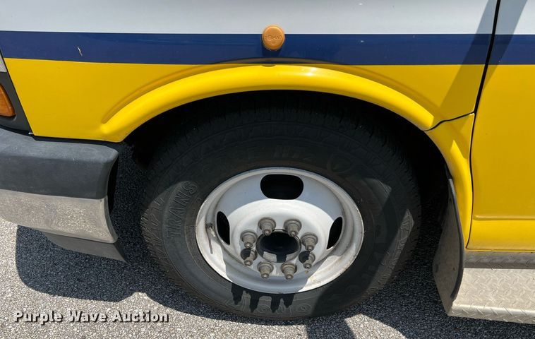 image for item LF9348 2017 Chevrolet Express G4500  shuttle bus