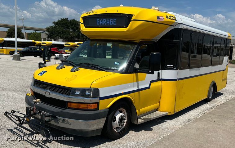 image for item LF9349 2017 Chevrolet Express G4500  shuttle bus